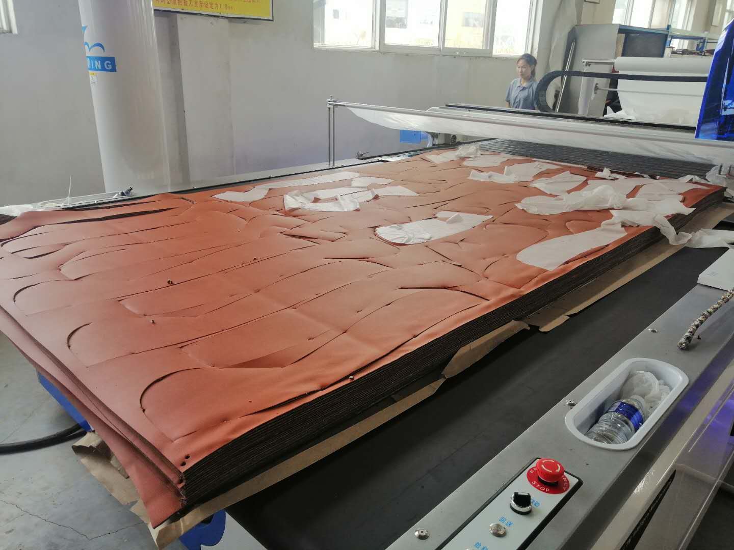 Machine de découpe de tissu en cuir